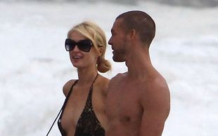 Paris Hilton przyłapana z tajemniczym przystojniakiem (FOTO)