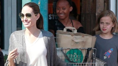 UŚMIECHNIĘTA Angelina Jolie na zakupach z dziećmi (ZDJĘCIA)