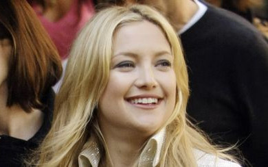 Anne Hathaway przegrywa z Kate Hudson (FOTO)