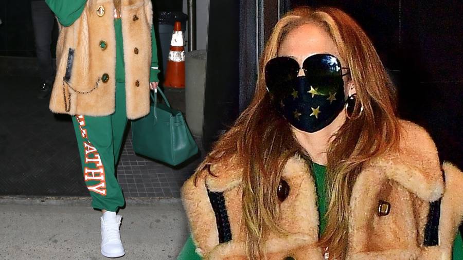 Jennifer Lopez w dresie i futrzanej kamizelce.