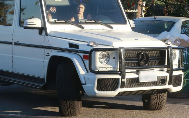 Kylie i Kendall Jenner biegną do auta