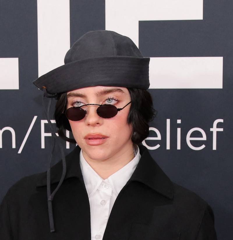 Billie Eilish na Grammy 2025. Stylizacja od PRADY, a na głowie czapka SAILOR. Wypada?
