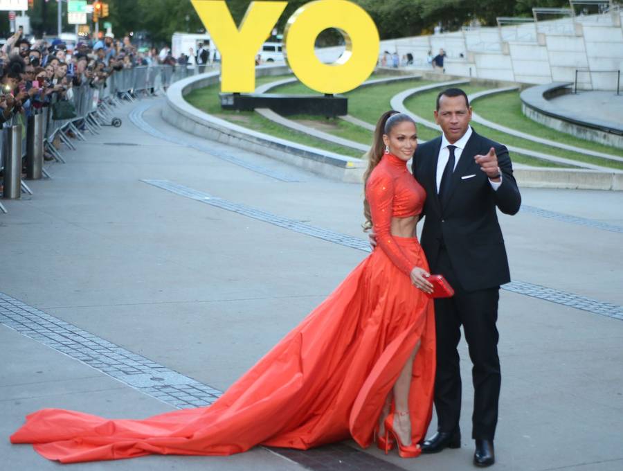 Jennifer Lopez KRÓLOWĄ czerwonego dywanu na gali CFDA Fashion Awards