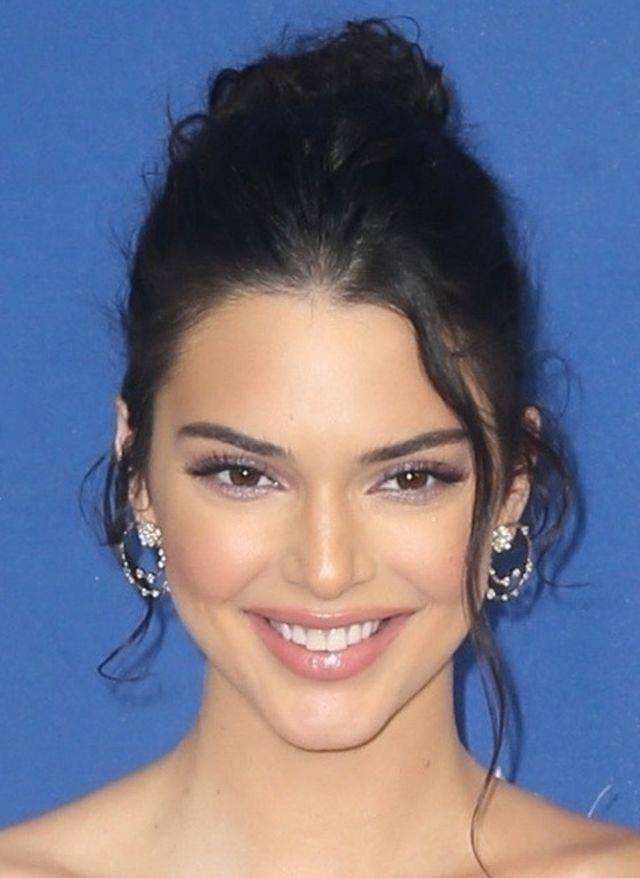 Kendall Jenner w sukience z piór na gali CFDA