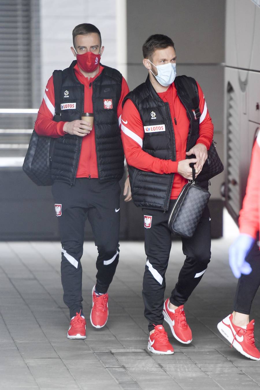 Lewandowski, Szczęsny, Krychowiak i reszta reprezentacji Polski wyjeżdża na mecz z Węgrami (ZDJĘCIA)