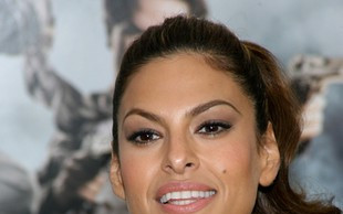 Sukienka Evy Mendes dzieli stylistów (FOTO)