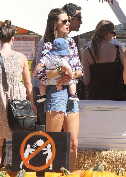 Alessandra Ambrosio na targu z dyniami