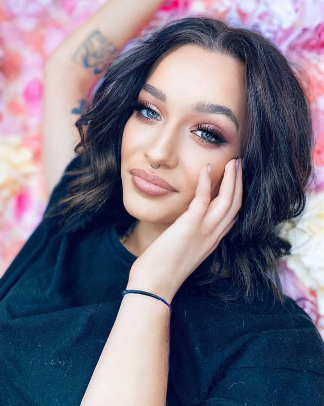 WOW! Fabienne w grzywce. Wygląda jak nie ona