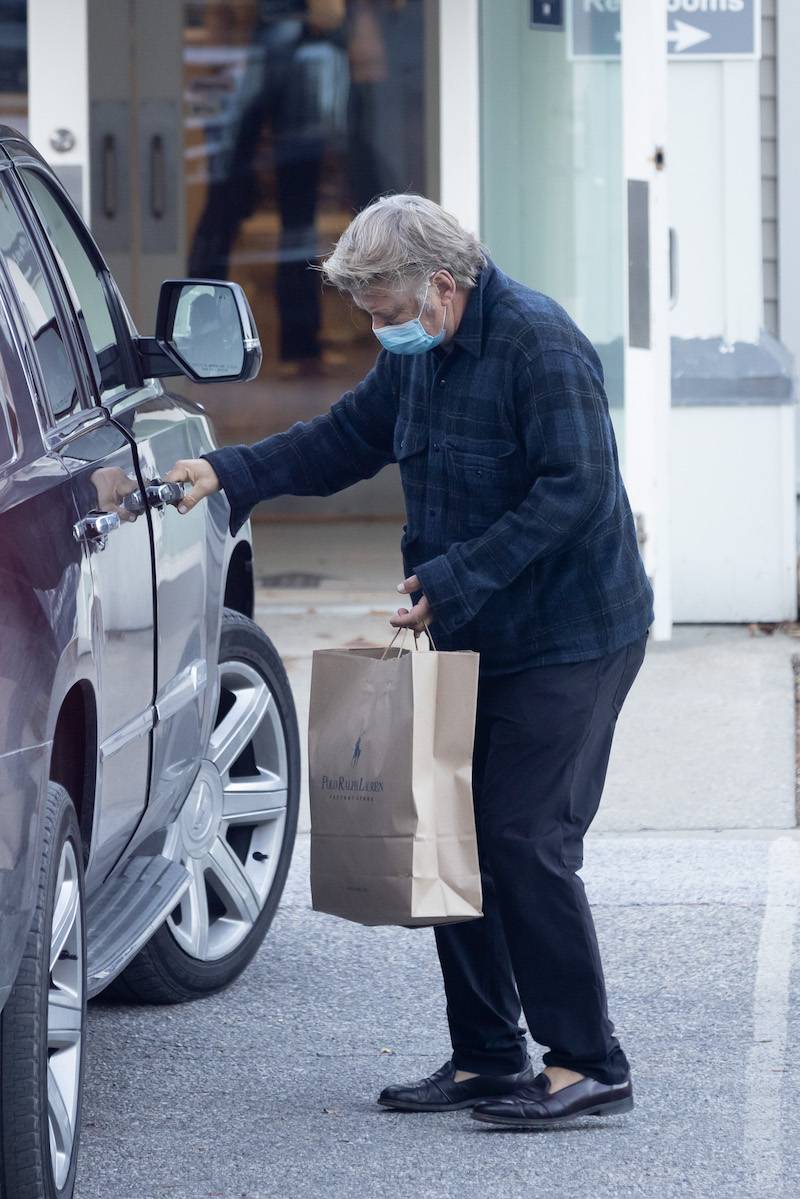 Alec Baldwin ukrywa twarz przed paparazzi (ZDJĘCIA)