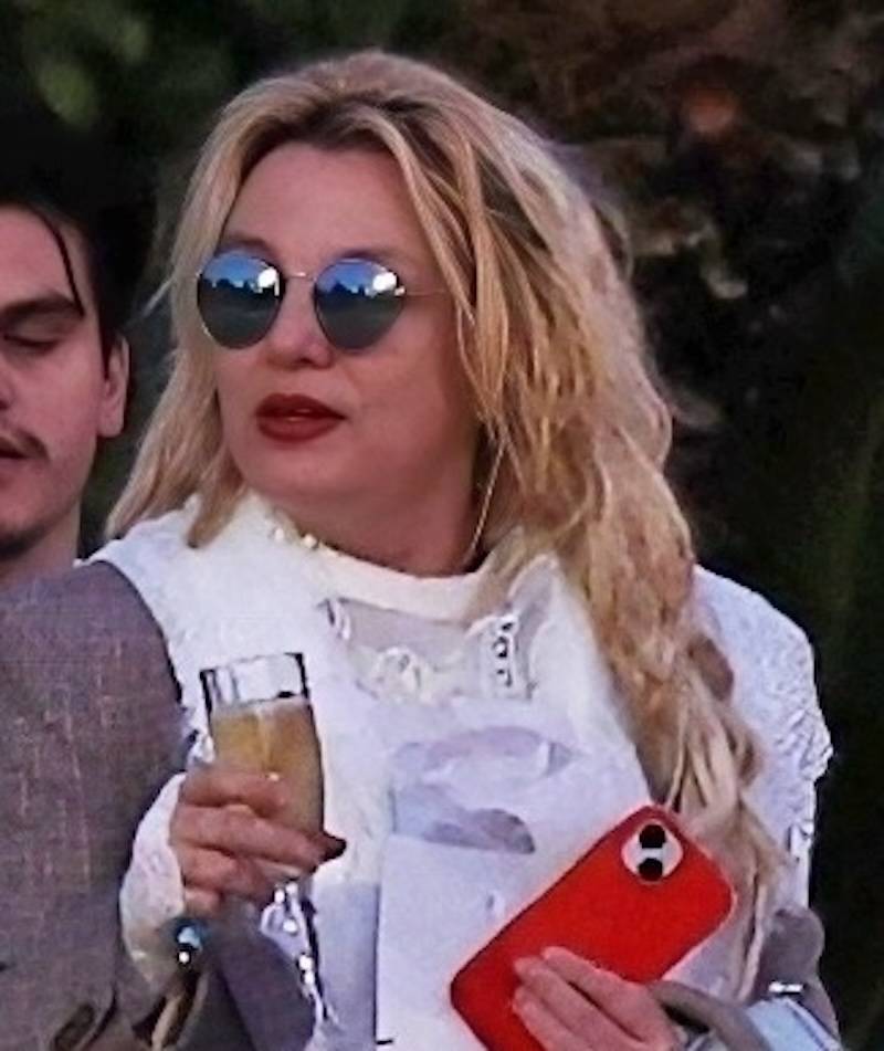 Britney Spears na najnowszych zdjęciach. Opuchnięta twarz i jeszcze to… Przykry widok