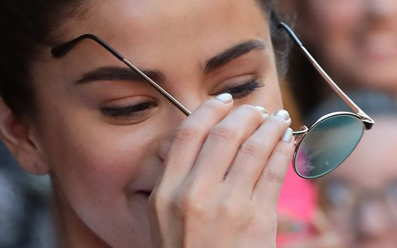 Selena Gomez bez makijażu na zakupach. Co ona ma na sobie?