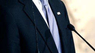 Barack Obama dał plamę na kolacji z królową [VIDEO]