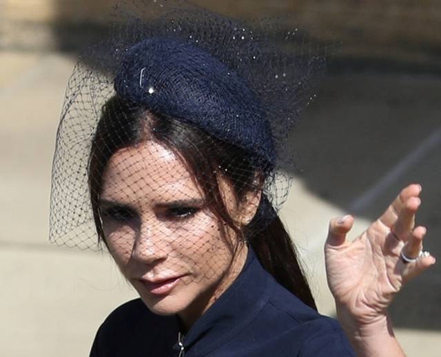 SKANDALICZNA sukienka Victorii Beckham na ślubie Meghan i Harry’ego!