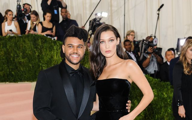 Mama Belli Hadid ZMIESZAŁA Selenę Z BŁOTEM na gali MET