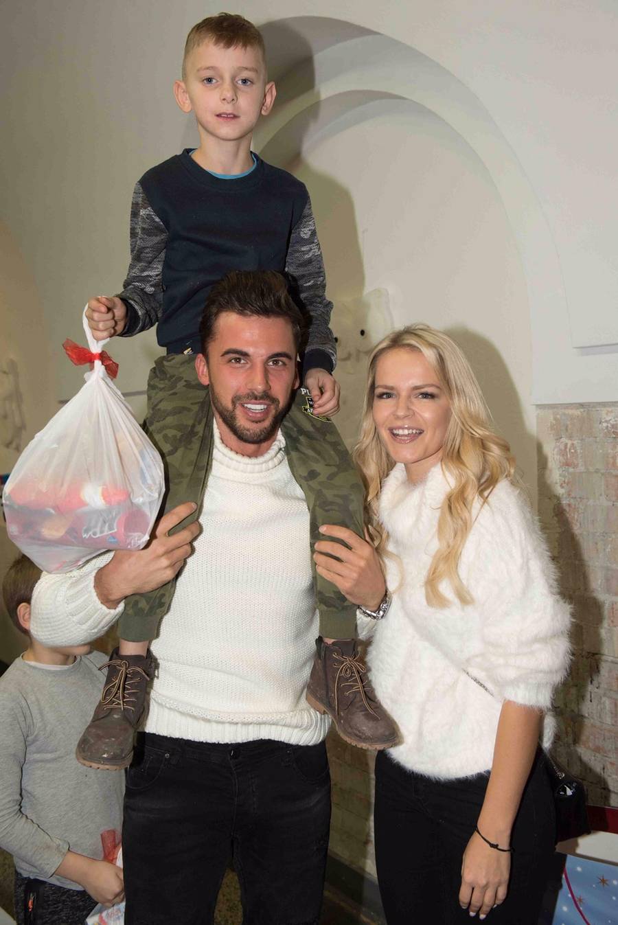 Gwiazdy odwiedziły dzieci w świetlicy na Pradze – malowanie bombek i kolędy