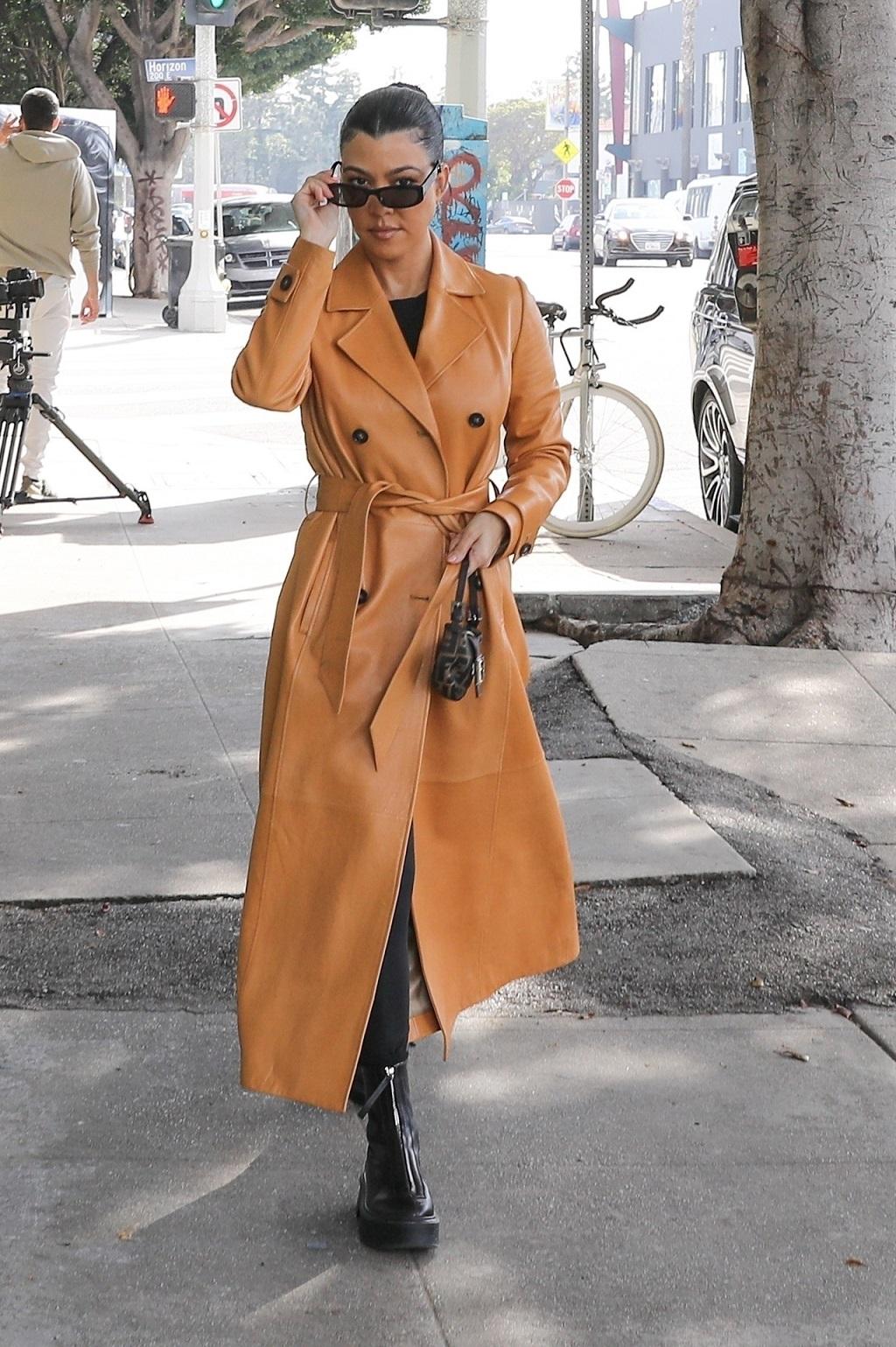 Kourtney Kardashian w skórzanym płaszczu