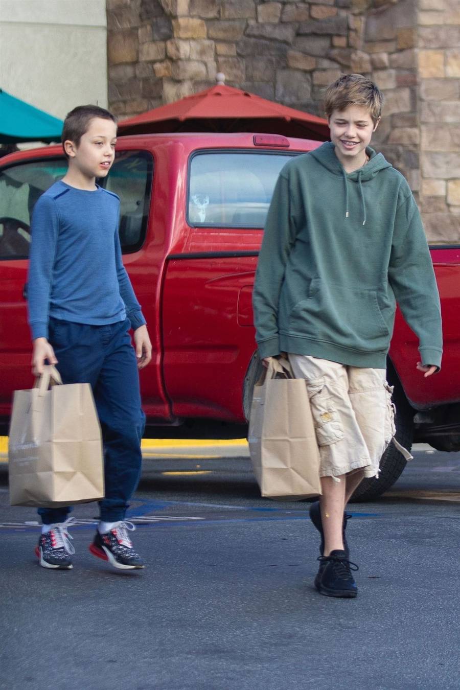 Syn Angeliny Jolie i Brada Pitta przyłapany na joggingu. 16-letni Knox to już prawdziwy mężczyzna! (FOTO)