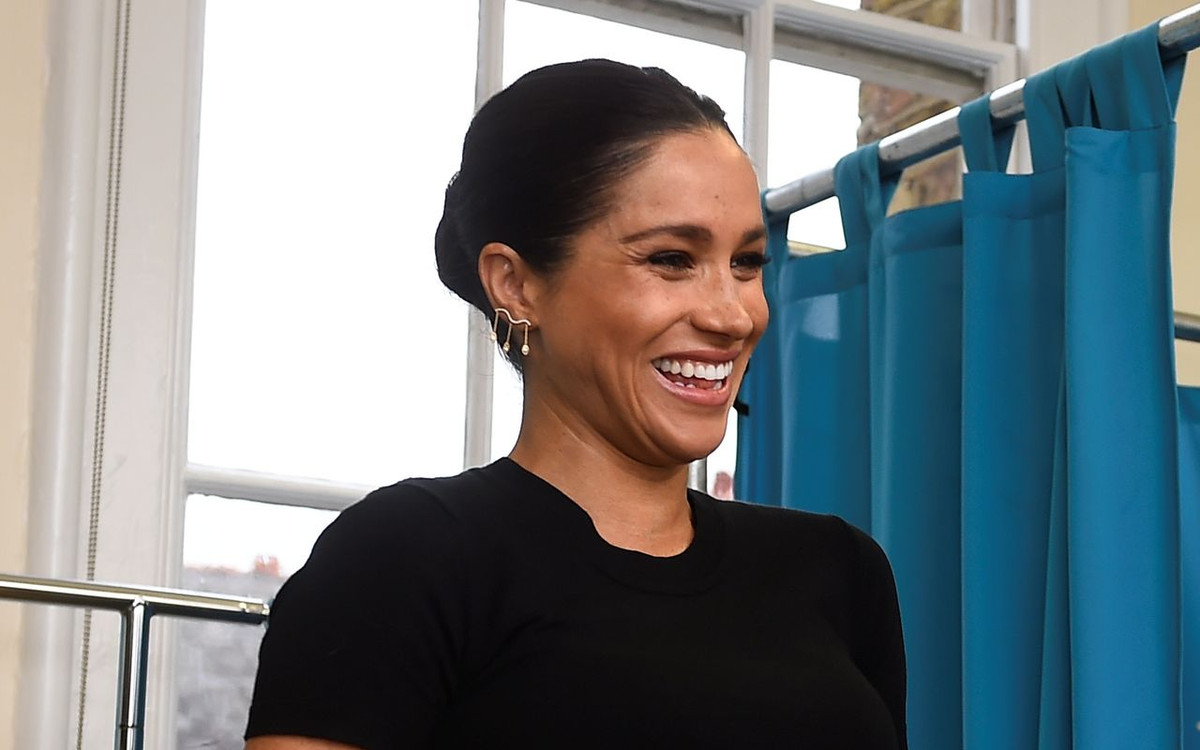 Ciężarna księżna Meghan w płaszczu od Oscara de la Renty