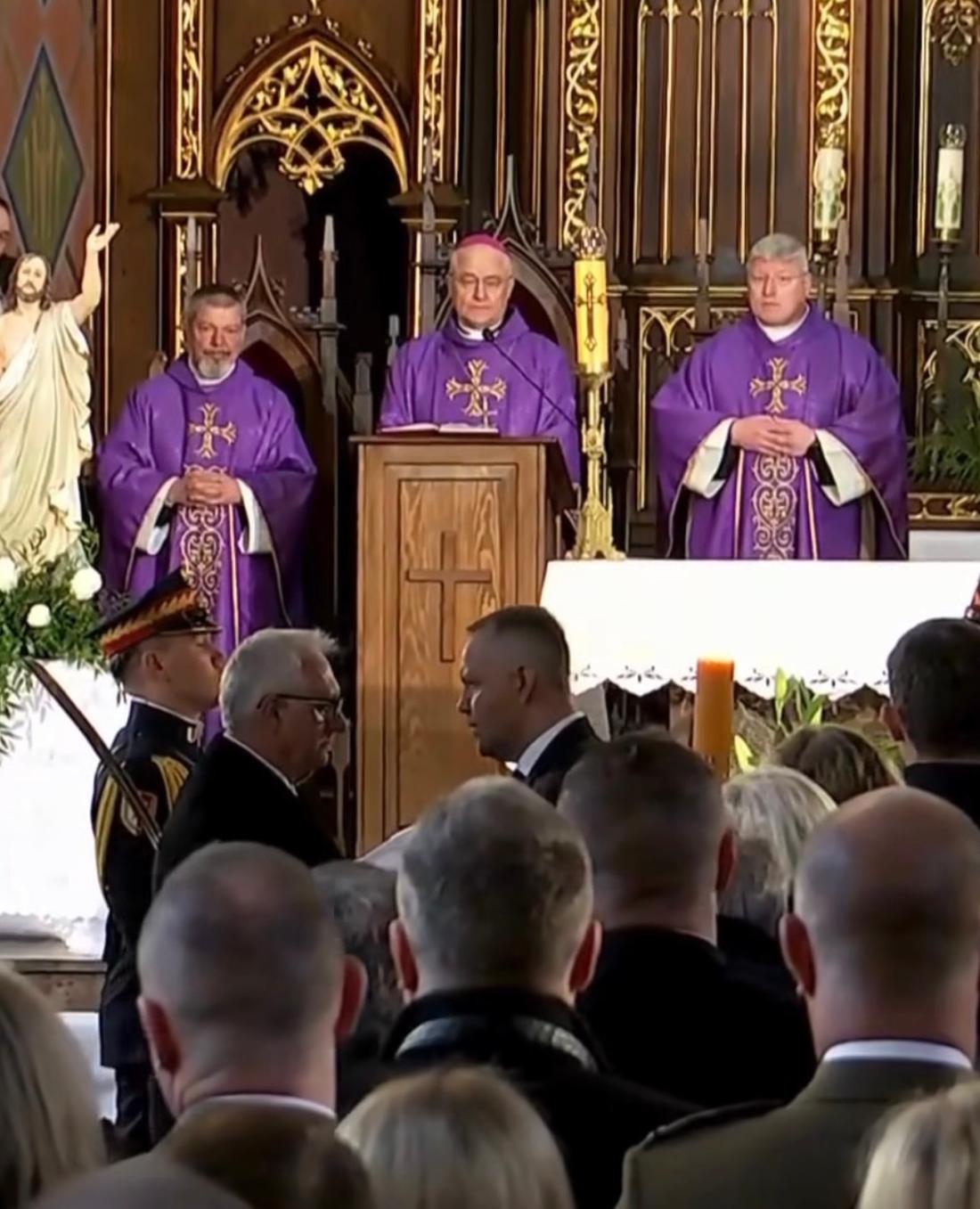 Historyczna scena na pogrzebie Litewki. Złożono to na ręce ojca zmarłego posła, fot. Instagram @gazetapl/ iTV Sejm