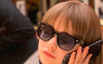 Harper Beckham ubrana cała na czarno. Przesada?