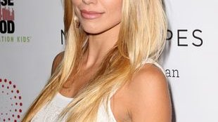 Już dawno nie jest nastolatką, a trądzik wciąż jej dokucza