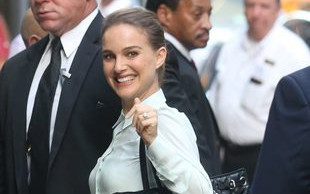 Niech Was nie zmyli ta grzeczna fryzura, spójrzcie niżej (FOTO)