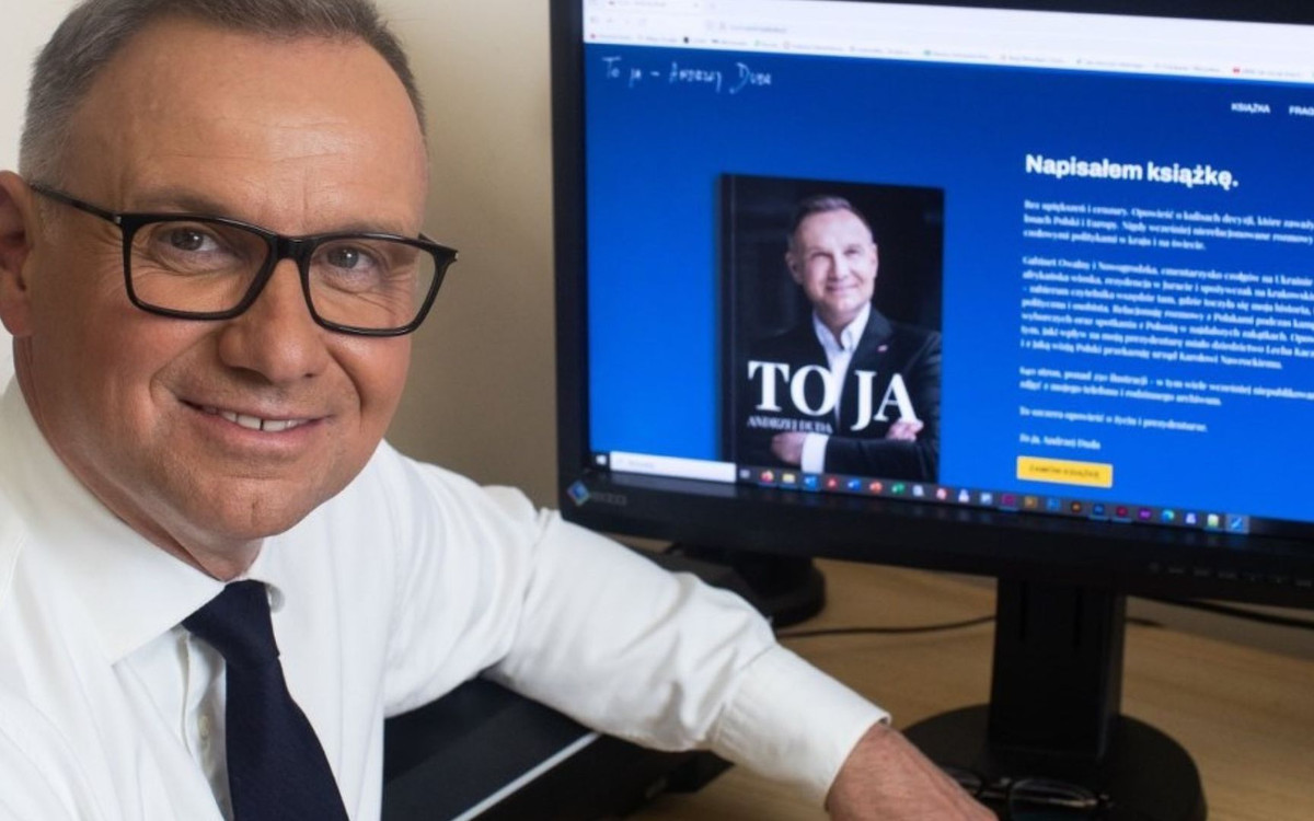 Książka Andrzeja Dudy trafiła do Biedronki. Cena? Lepiej usiądźcie