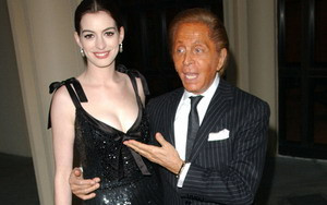 Anne Hathaway pokazuje biust (FOTO)