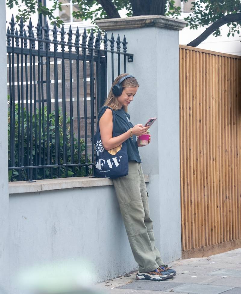 Najpiękniejsza członkini rodziny królewskiej spaceruje po Notting Hill (ZDJĘCIA)