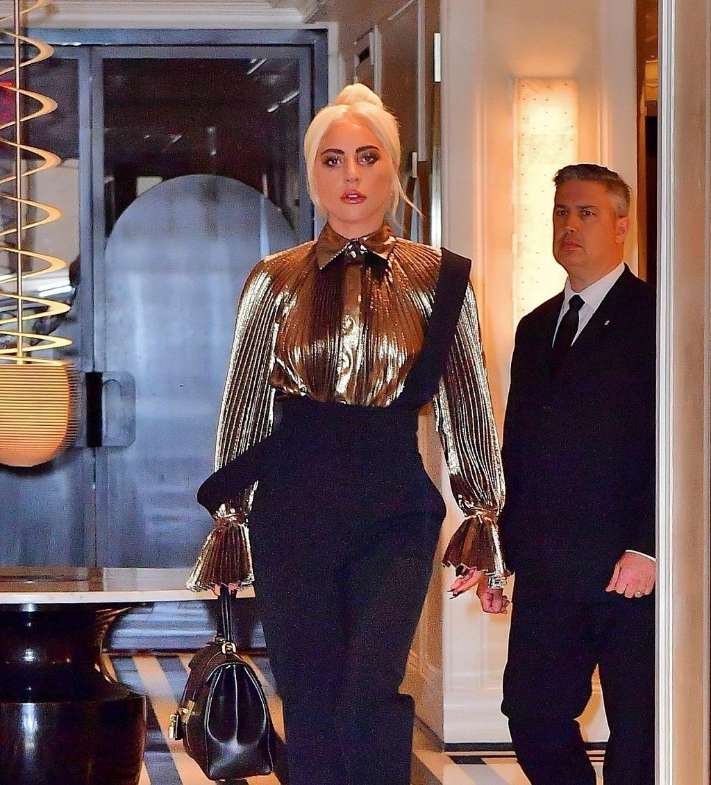 Elegancka Lady Gaga przyłapana przez fotoreporterów, gdy opuszczała hotel. 