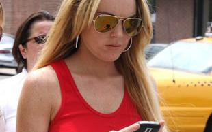 Lindsay Lohan uzależniona od Samanthy Ronson