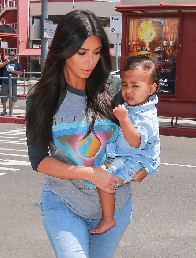 Kim Kardashian z North West na lotnisku