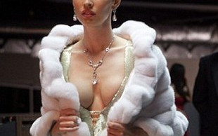 Bardzo głęboki dekolt Megan Fox nie pomógł (FOTO)