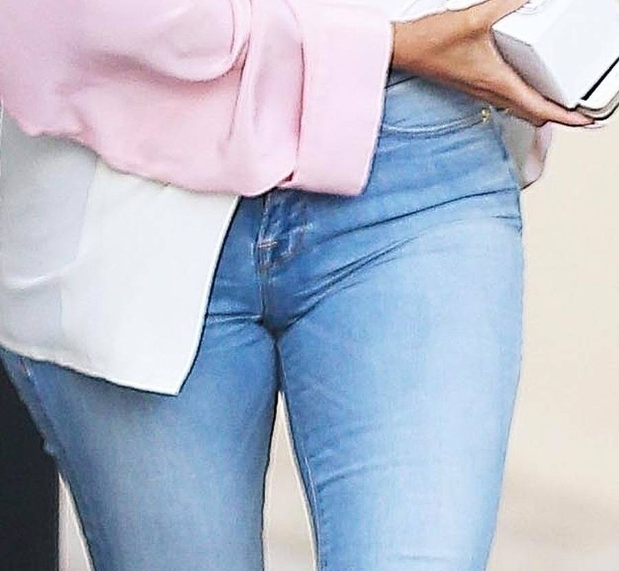 Khloe wbiła się w MEGA CIASNE dżinsy – ten widok aż boli!