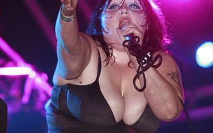 Beth Ditto wymiotuje na chłopaków