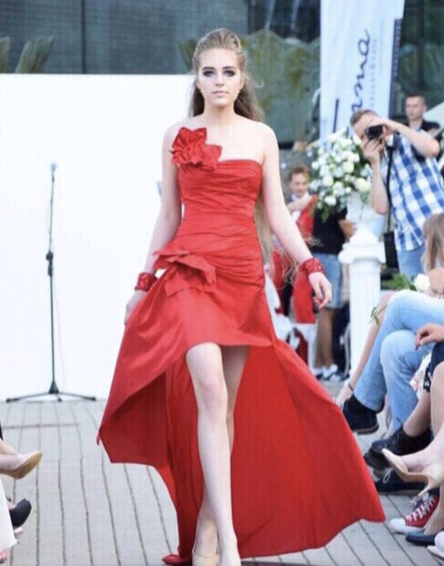 SZOK! Tak wyglądały pierwsze posty NATURALNEJ Caroline Derpieński! Plejada gwiazd, pokazy, sesje zdjęciowe (FOTO)