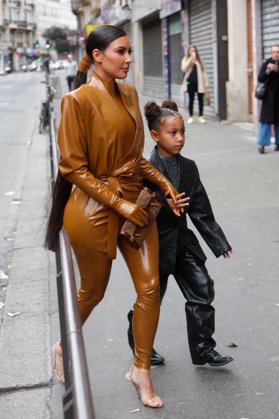 Kim Kardashian w modnej fryzurze z córką North