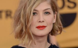 Rosamund Pike miesiąc temu została mamą (FOTO)