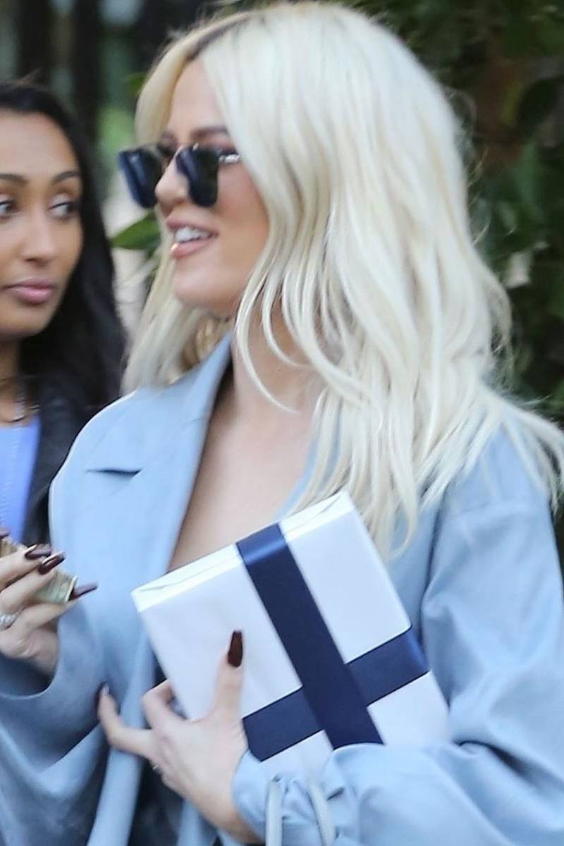 Khloe Kardashian cała w błękicie. Rzadko stawia na tak elegancki look