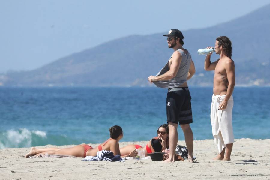 Miley Cyrus będzie WSCIEKŁA! Liam na plaży z dwiema dziewczynami w bikini!