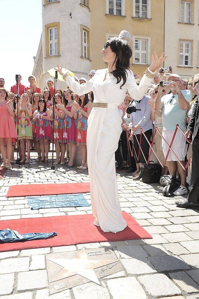 Justyna Steczkowska odsłania gwiazdę przed opolskim ratuszem.