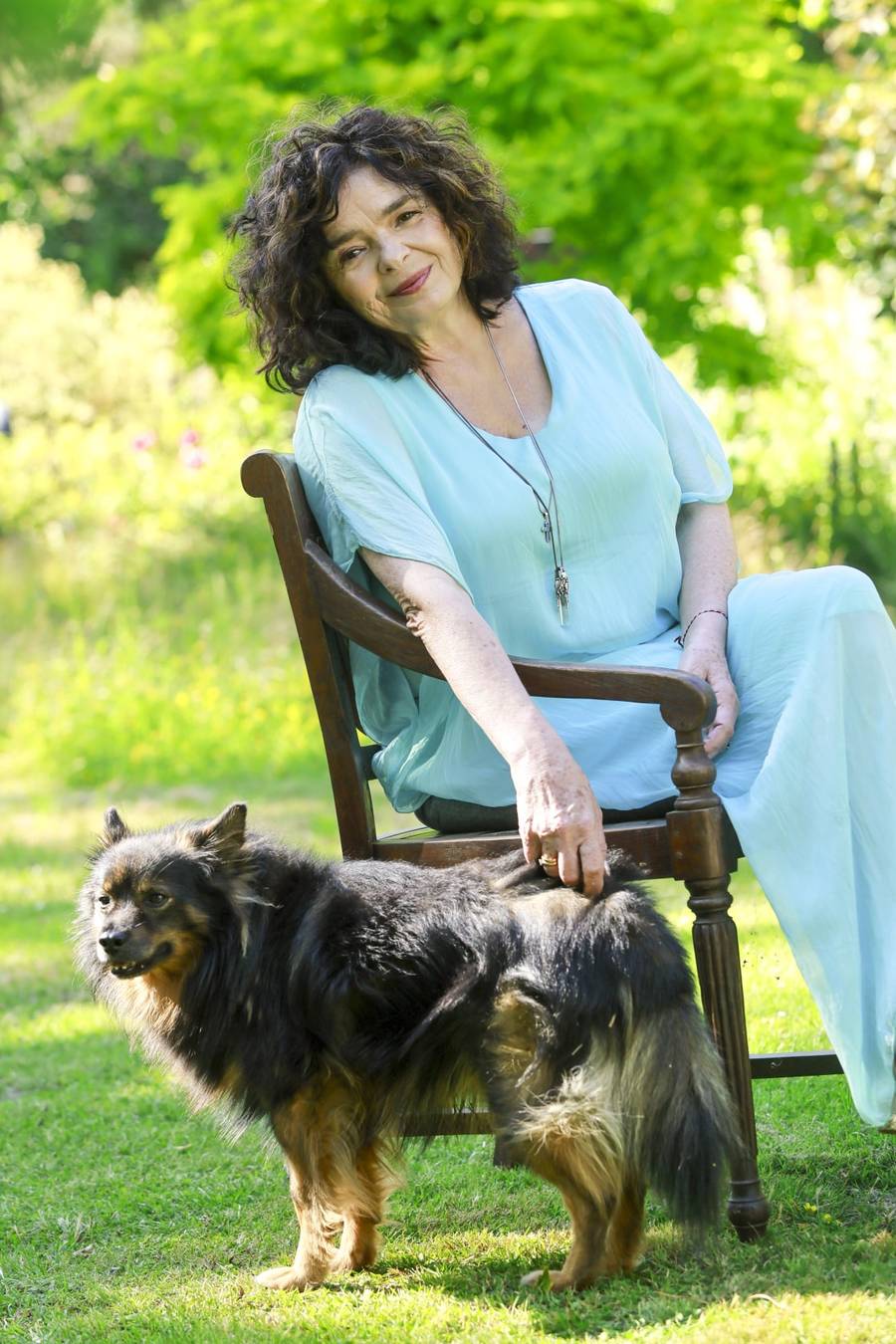 Katarzyna Grochola i Stanisław Bartosik pokazali bajeczny ogród w Milanówku! Rzeźby, fontanna i piękne kwiaty (FOTO)