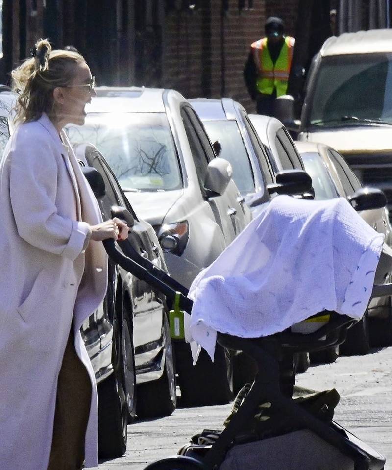 Kate Hudson z dzieckiem i Danny Fujikawa na spacerze w Nowym Jorku