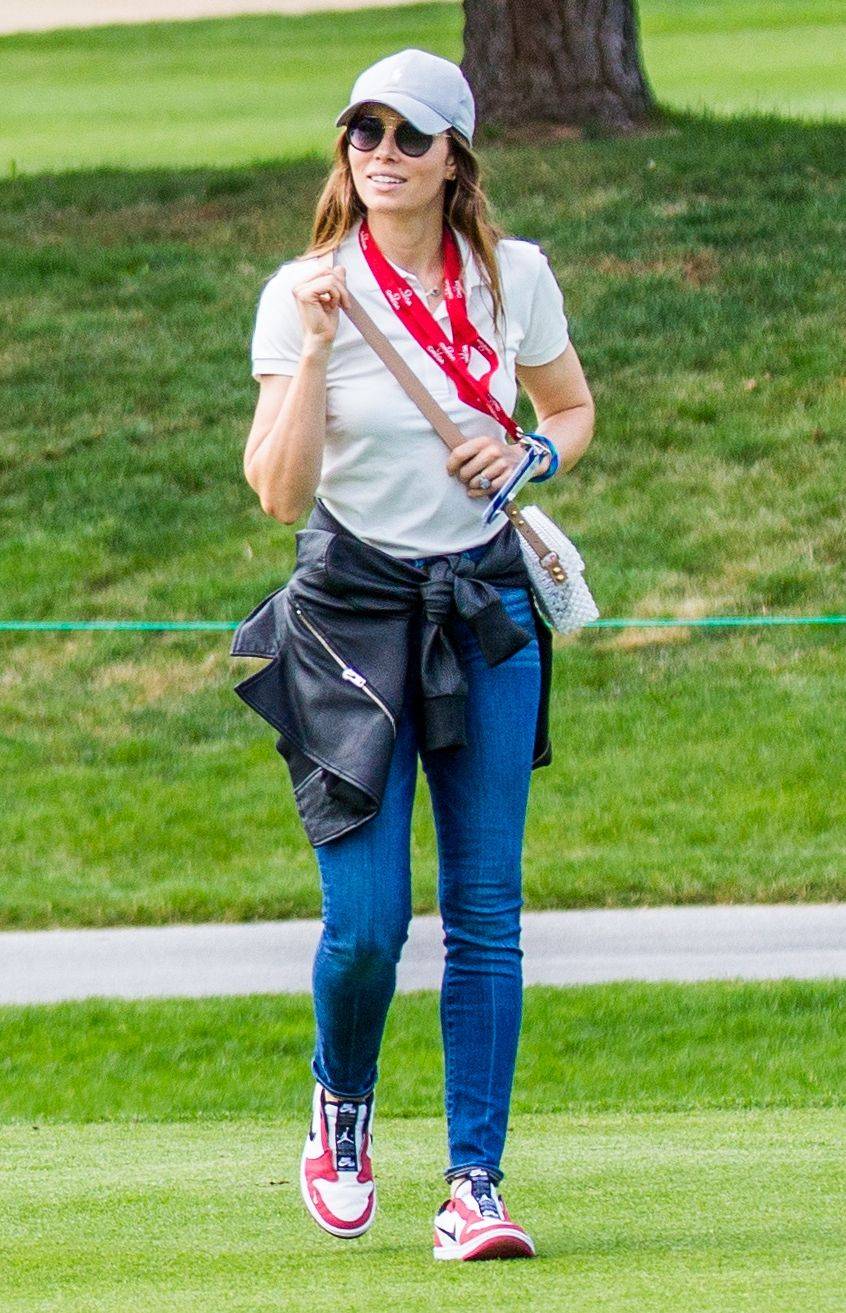 Styl Jessiki Biel – ulubione dodatki i must have każdej stylówki