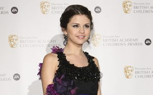 Selena Gomez w purpurze (FOTO)