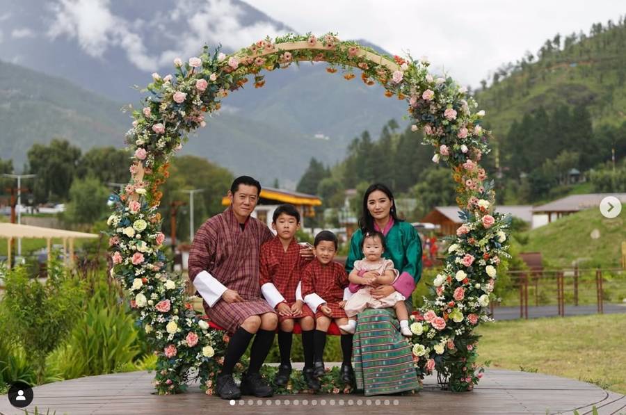 Okrzyknięto ją “najpiękniejszą królową świata” i “księżną Kate Himalajów”. Kim jest Jetsun Pema?