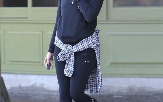 Khloe Kardashian w dresie i pełnym makijażu