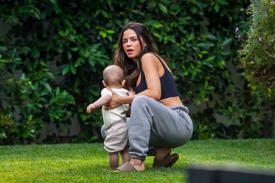 Jenna Dewan z synem na trawniku w parku