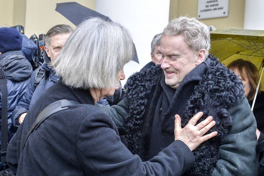 Pogrzeb Jerzego Gruzy – reżysera “Czterdziestolatka”. Banasiuk z ojcem, Olejnik z partnerem, Olbrychski z żoną