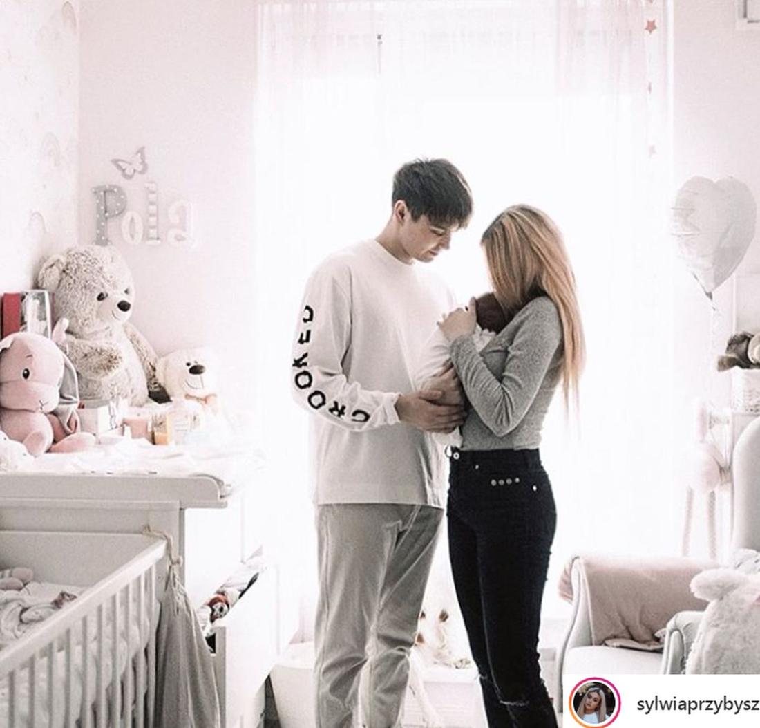 Sylwia Przybysz i Jan Dąbrowski z dzieckiem